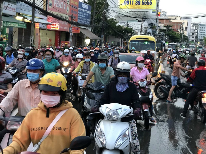 TP HCM: Triều cường “tấn công”, giao thông rối loạn - Ảnh 11. TP HCM: Triều cường “tấn công”, tỷ lệ kèo góc nhà cái thông rối loạn - Ảnh 11.