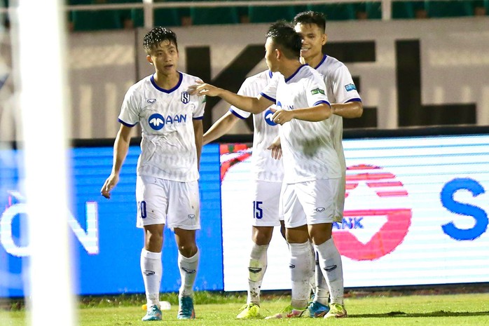 Đừng để người hâm mộ quay lưng với V-League! - Ảnh 2.