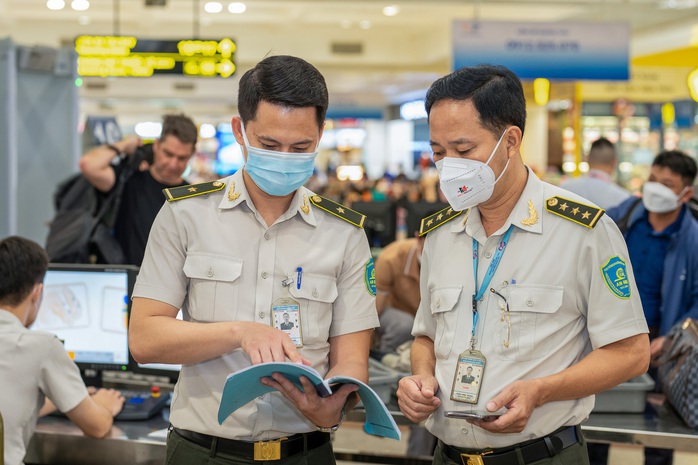 Cầm nhầm đồng hồ ở Nội Bài, bay vào Tân Sơn Nhất vẫn không thoát - Ảnh 2.