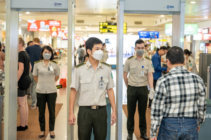 Cầm nhầm đồng hồ ở Nội Bài, bay vào Tân Sơn Nhất vẫn không thoát - Ảnh 4.