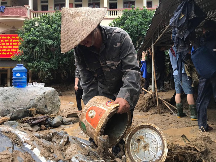 Cận cảnh tan hoang sau nước lũ kinh hoàng quét qua - Ảnh 8.