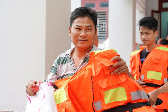 Ngư dân Bình Thuận nhận 1.000 bộ áo phao cứu sinh đa năng từ NovaGroup - Ảnh 7. Ngư dân Bình Thuận nhận 1.000 bộ áo phao cứu sinh đa năng từ NovaGroup - Ảnh 7.