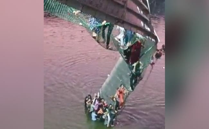 Ấn Độ: Sập cầu treo có 500 người bên trên, 120 người thiệt mạng - Ảnh 1.