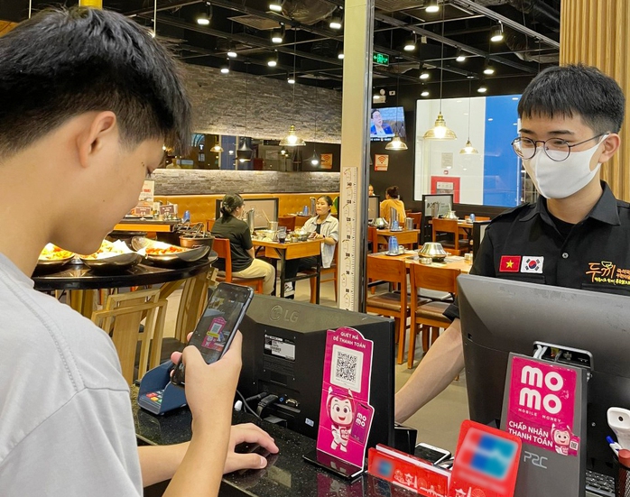 Ưu đãi lớn cho tiểu thương, hộ kinh doanh và người dùng khi thanh toán, chuyển trả bằng mã QR của MoMo - Ảnh 1. Ưu đãi lớn cho tiểu thương, hộ kinh doanh và người dùng khi thanh toán, chuyển trả bằng mã QR của MoMo - Ảnh 1.