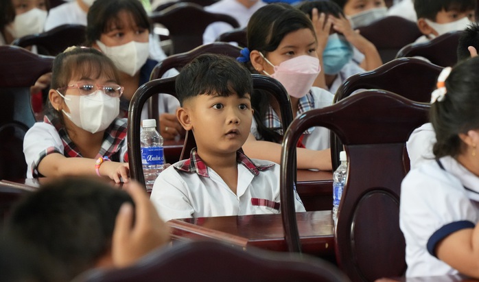 Quỹ từ thiện Kim Oanh trao 320 suất học bổng cho học sinh ở Bến Tre và Tiền Giang - Ảnh 3. Quỹ từ thiện Kim Oanh trao 320 suất học bổng cho học sinh ở Bến Tre và Tiền Giang - Ảnh 3.