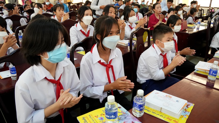 Quỹ từ thiện Kim Oanh trao 320 suất học bổng cho học sinh ở Bến Tre và Tiền Giang - Ảnh 1. Quỹ từ thiện Kim Oanh trao 320 suất học bổng cho học sinh ở Bến Tre và Tiền Giang - Ảnh 1.