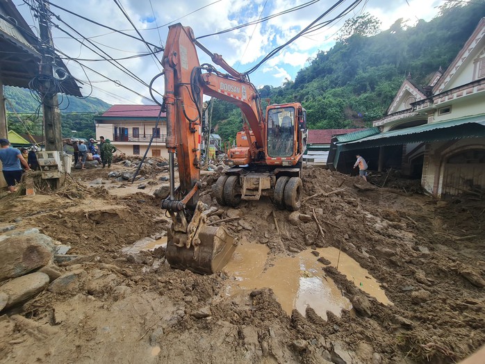 Lũ quét kinh hoàng cuốn trôi nhiều nhà dân, thiệt hại khoảng 100 tỉ đồng - Ảnh 8.