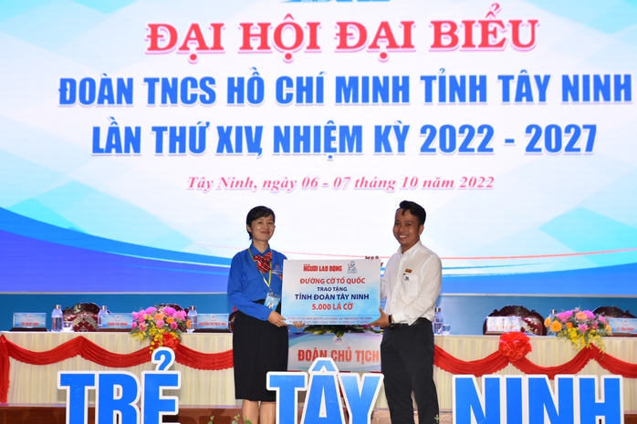 5.000 lá cờ Tổ quốc đến với tuổi trẻ Tây Ninh trong ngày hội lớn - Ảnh 3.