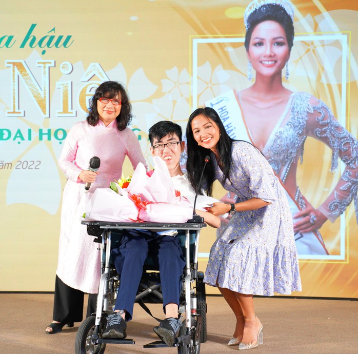 ĐH Đông Á trao học bổng và khuyến học cho tân sinh viên  đến hơn 12 tỉ đồng - Ảnh 2.