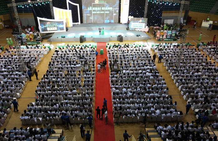 ĐH Đông Á trao học bổng và khuyến học cho tân sinh viên  đến hơn 12 tỉ đồng - Ảnh 7.