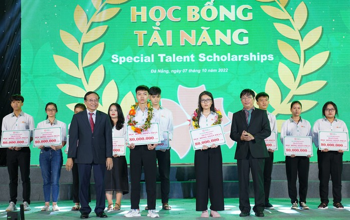 ĐH Đông Á trao học bổng và khuyến học cho tân sinh viên  đến hơn 12 tỉ đồng - Ảnh 6.
