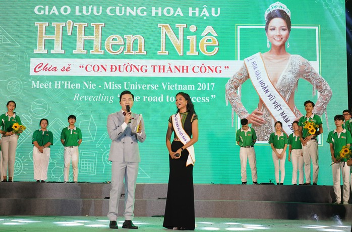 ĐH Đông Á trao học bổng và khuyến học cho tân sinh viên  đến hơn 12 tỉ đồng - Ảnh 3.