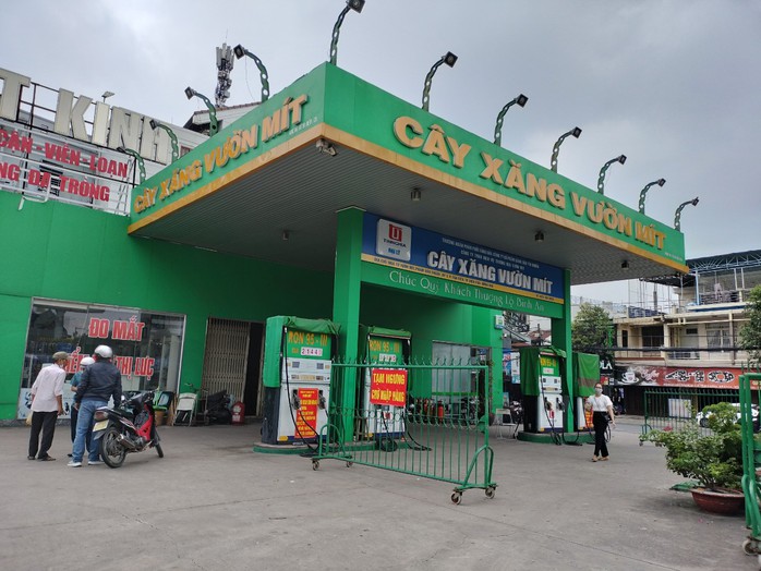 Nhiều cây xăng ở Đồng Nai treo bảng hết xăng, bán nhỏ giọt, khách nháo nhào - Ảnh 1.
