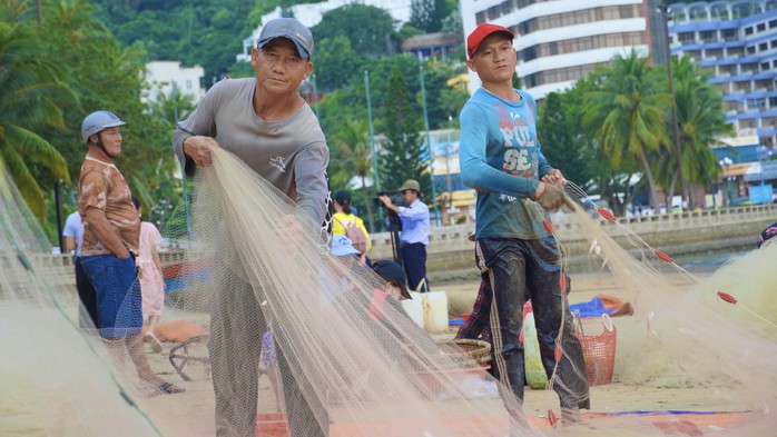 VIDEO: Ngư dân Vũng Tàu trúng lộc biển, chỉ buổi sáng thu hàng chục triệu đồng - Ảnh 7.