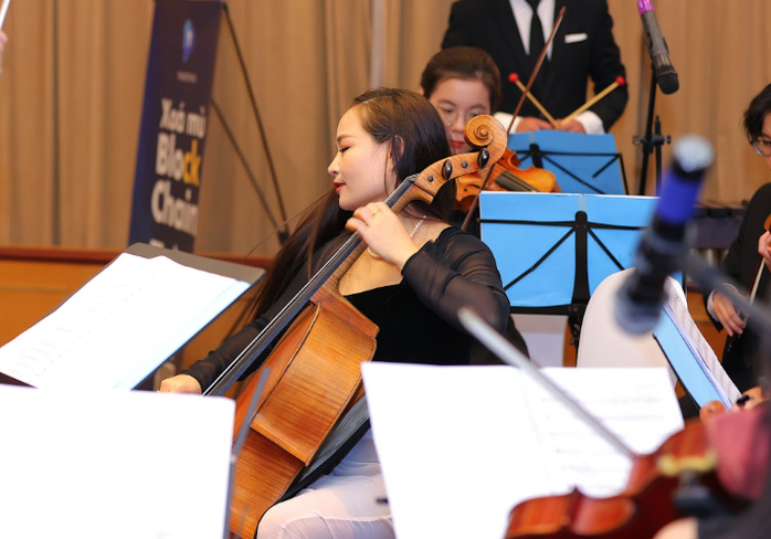 Cello Đinh Hoài Xuân mang dàn nhạc Bucharest tới Việt Nam - Ảnh 3.
