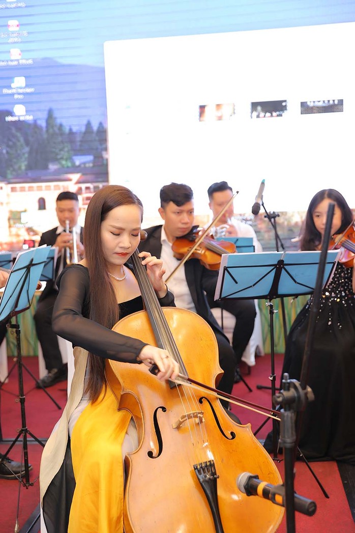 Cello Đinh Hoài Xuân mang dàn nhạc Bucharest tới Việt Nam - Ảnh 4.