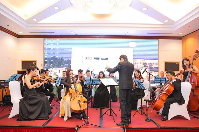 Cello Đinh Hoài Xuân mang dàn nhạc Bucharest tới Việt Nam - Ảnh 2.