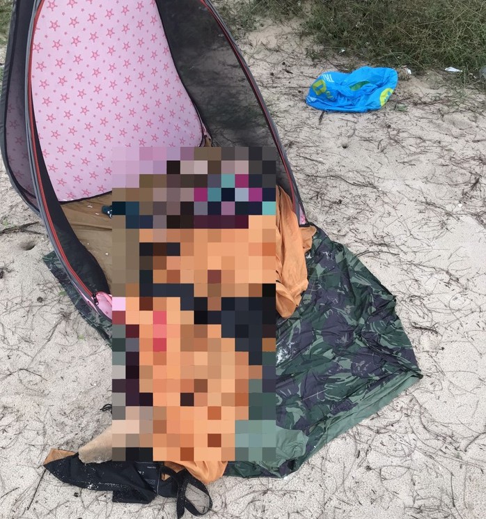 Phát hiện người phụ nữ chết trong lều chống nắng cạnh bãi biển - Ảnh 1.
