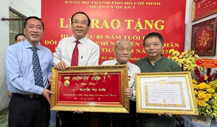 Trao huy hiệu 85 tuổi Đảng cho ông Nguyễn Thọ Chân - Ảnh 2.