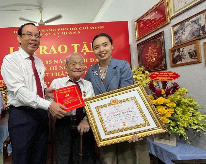 Trao huy hiệu 85 tuổi Đảng cho ông Nguyễn Thọ Chân - Ảnh 1.