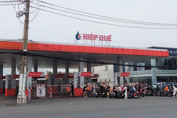 CLIP: Nhiều cửa hàng xăng dầu ở TP HCM tiếp tục báo hết xăng trước giờ điều chỉnh giá - Ảnh 15.