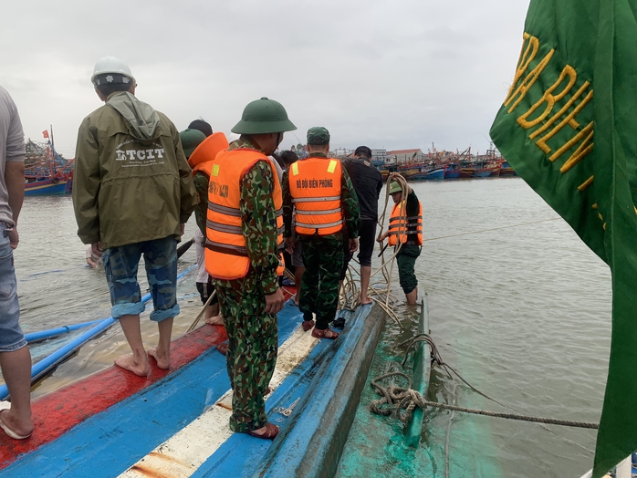 Quảng Bình: Tàu cá ngư dân bất ngờ bị tông chìm trên sông - Ảnh 2.