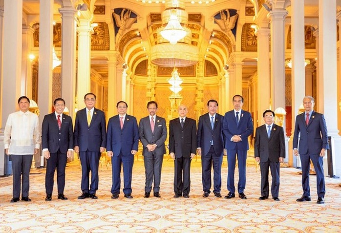 Thủ tướng Phạm Minh Chính cùng lãnh đạo ASEAN tiếp kiến Quốc vương Campuchia - Ảnh 2.