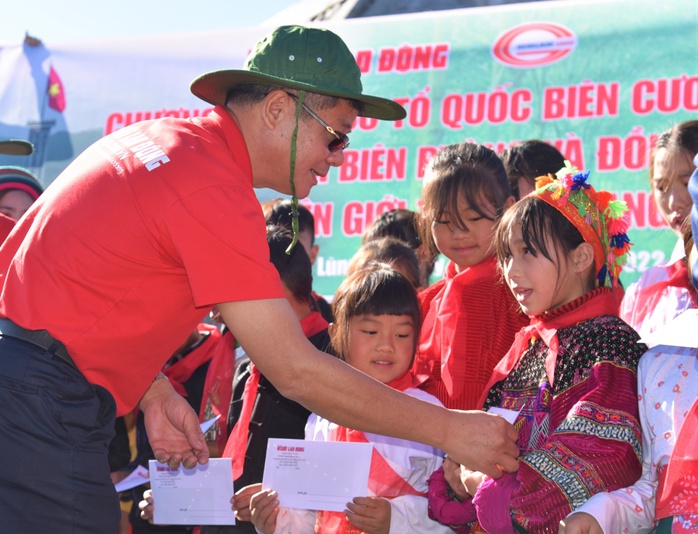 Him Lam Land đồng hành Báo Người Lao Động trao tặng 10.000 lá cờ Tổ Quốc cho vùng biên giới Hà Giang - Ảnh 3. Him Lam Land đồng hành Báo Người Lao Động trao tặng 10.000 lá cờ Tổ Quốc cho vùng biên giới Hà Giang - Ảnh 3.