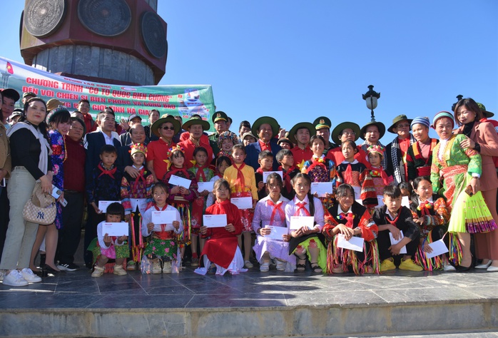 Him Lam Land đồng hành Báo Người Lao Động trao tặng 10.000 lá cờ Tổ Quốc cho vùng biên giới Hà Giang - Ảnh 4. Him Lam Land đồng hành Báo Người Lao Động trao tặng 10.000 lá cờ Tổ Quốc cho vùng biên giới Hà Giang - Ảnh 4.