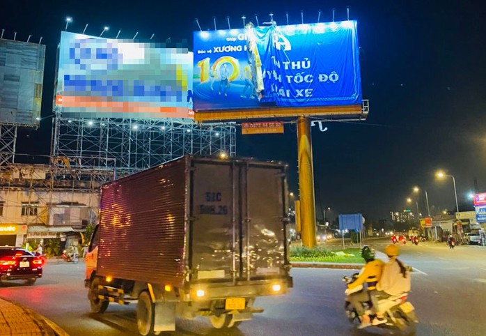 VIDEO: Sau điều tra của Báo Người Lao Động, nhiều trụ quảng cáo bất ngờ thay đổi nội dung - Ảnh 2.