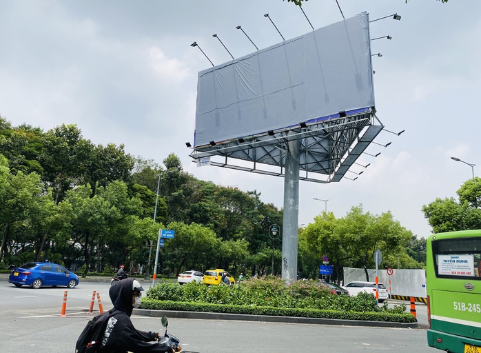 VIDEO: Sau điều tra của Báo Người Lao Động, nhiều trụ quảng cáo bất ngờ thay đổi nội dung - Ảnh 6.