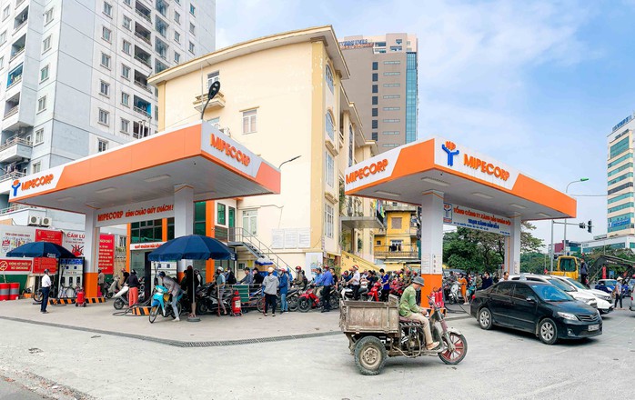 Nhiều cây xăng đóng cửa, cắt giảm nhân viên bán xăng trước giờ điều chỉnh giá - Ảnh 2. Nhiều cây xăng đóng cửa, cắt giảm nhân viên bán xăng trước giờ điều chỉnh giá - Ảnh 2.