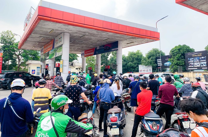 Nhiều cây xăng đóng cửa, cắt giảm nhân viên bán xăng trước giờ điều chỉnh giá - Ảnh 12. Nhiều cây xăng đóng cửa, cắt giảm nhân viên bán xăng trước giờ điều chỉnh giá - Ảnh 12.