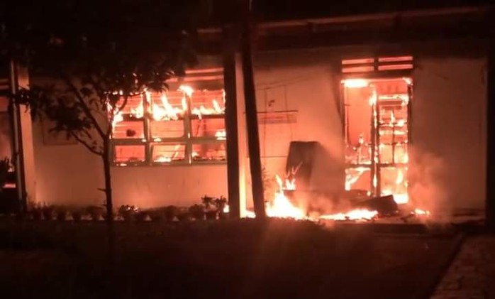 Trường học ở Quảng Nam bất ngờ cháy dữ dội trong đêm - Ảnh 3.