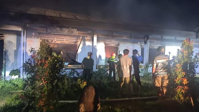 Trường học ở Quảng Nam bất ngờ cháy dữ dội trong đêm - Ảnh 2.