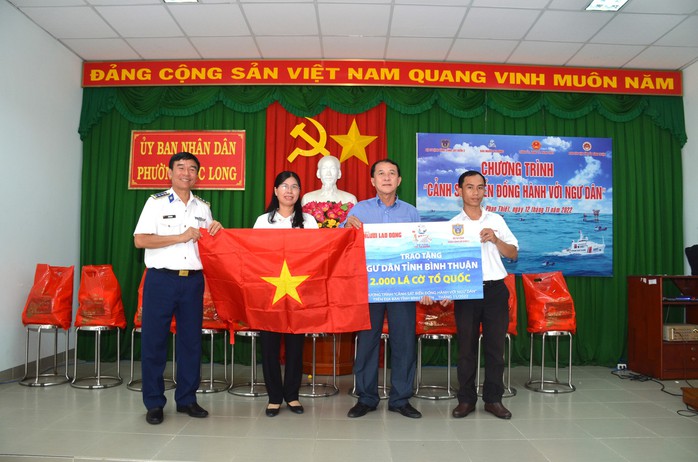 Trao 2.000 lá cờ Tổ quốc cho ngư dân Bình Thuận - Ảnh 1.