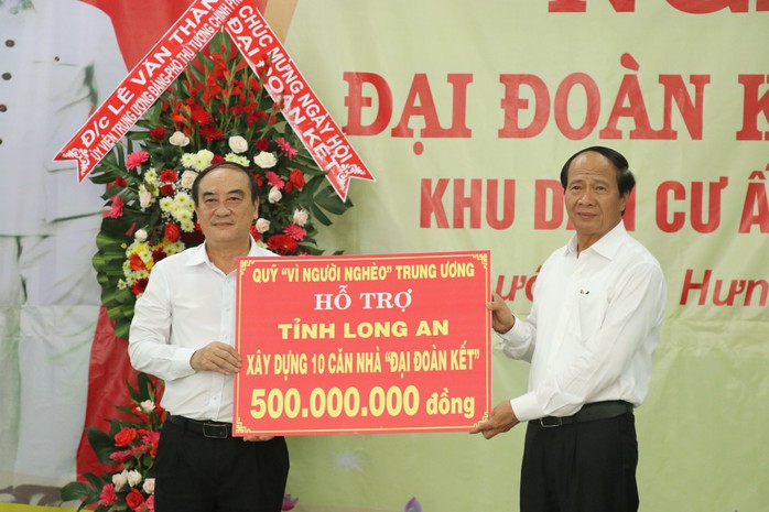 Phó Thủ tướng Lê Văn Thành dự ngày hội đại đoàn kết toàn dân tộc tại Long An - Ảnh 1.