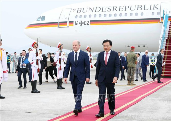 Thủ tướng Đức Olaf Scholz đến Hà Nội, bắt đầu thăm chính thức Việt Nam - Ảnh 6.