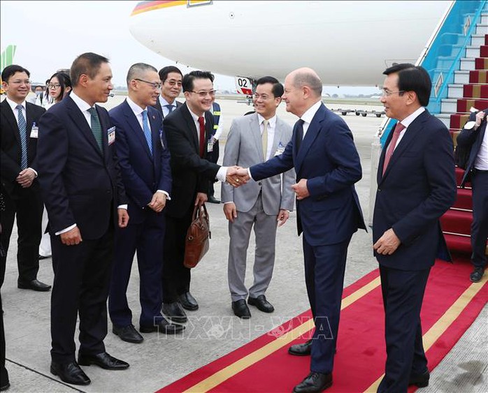 Thủ tướng Đức Olaf Scholz đến Hà Nội, bắt đầu thăm chính thức Việt Nam - Ảnh 3.