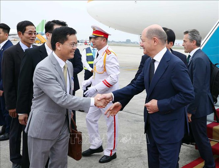 Thủ tướng Đức Olaf Scholz đến Hà Nội, bắt đầu thăm chính thức Việt Nam - Ảnh 5.