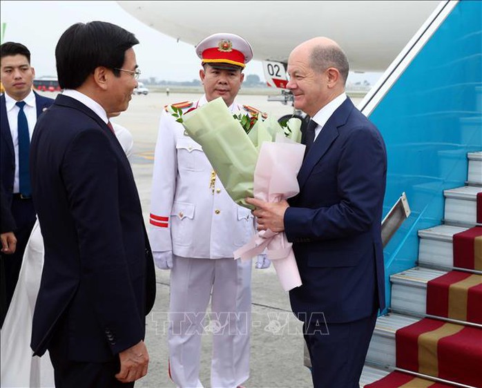 Thủ tướng Đức Olaf Scholz đến Hà Nội, bắt đầu thăm chính thức Việt Nam - Ảnh 2.