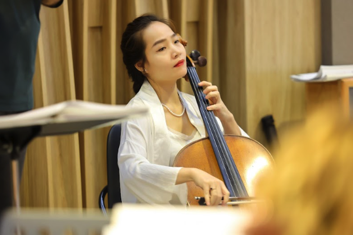 Cello Đinh Hoài Xuân say mê tập luyện cùng dàn nhạc Bucharest Symphony Orchestra - Ảnh 5.