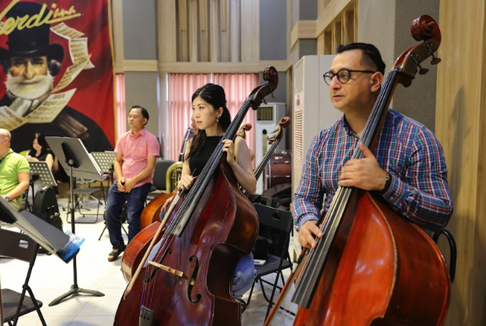 Cello Đinh Hoài Xuân say mê tập luyện cùng dàn nhạc Bucharest Symphony Orchestra - Ảnh 4.