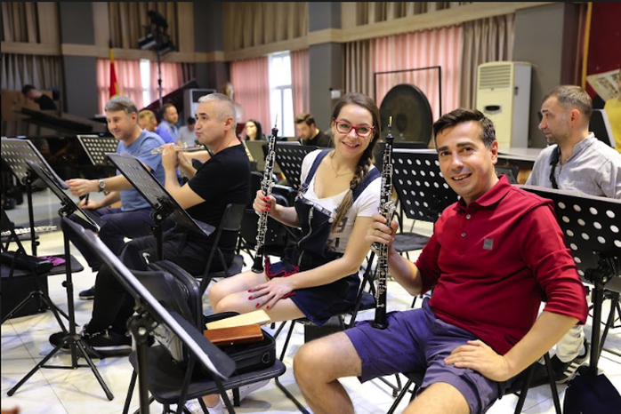Cello Đinh Hoài Xuân say mê tập luyện cùng dàn nhạc Bucharest Symphony Orchestra - Ảnh 3.