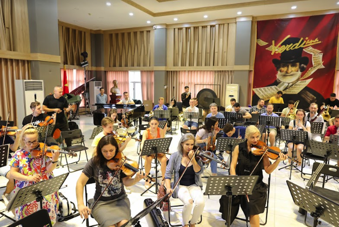 Cello Đinh Hoài Xuân say mê tập luyện cùng dàn nhạc Bucharest Symphony Orchestra - Ảnh 2.