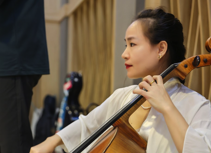 Cello Đinh Hoài Xuân say mê tập luyện cùng dàn nhạc Bucharest Symphony Orchestra - Ảnh 1.
