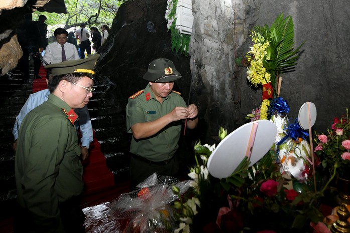 Tưởng niệm 50 năm ngày hy sinh của các Anh hùng liệt sĩ tại hang Tám Cô - Ảnh 4.