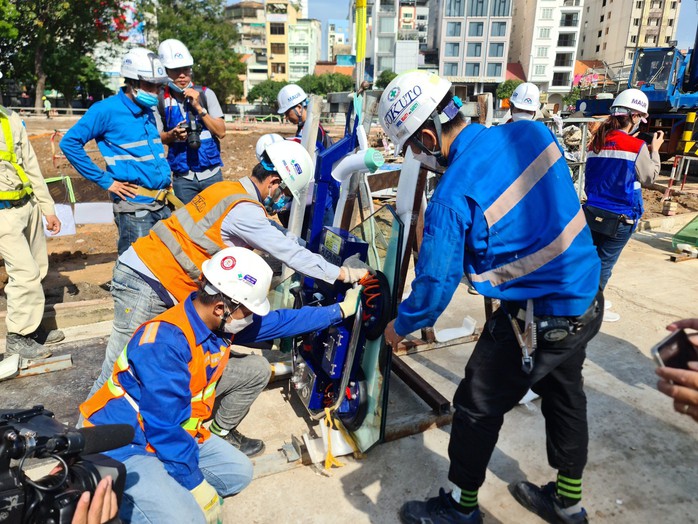 Cận cảnh giếng trời lấy sáng hiện đại của tuyến Metro số 1 - Ảnh 2.