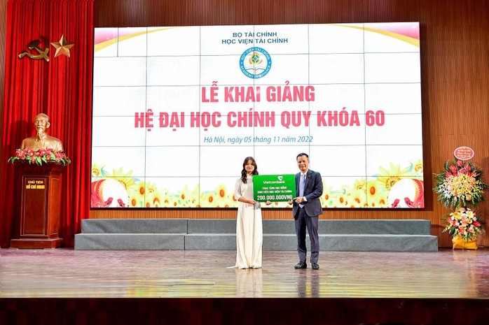 Vietcombank trao tặng học bổng trị giá 200 triệu đồng cho sinh viên Học viện Tài chính - Ảnh 1. Vietcombank trao tặng học bổng trị giá 200 triệu đồng cho sinh viên Học viện Tài chính - Ảnh 1.