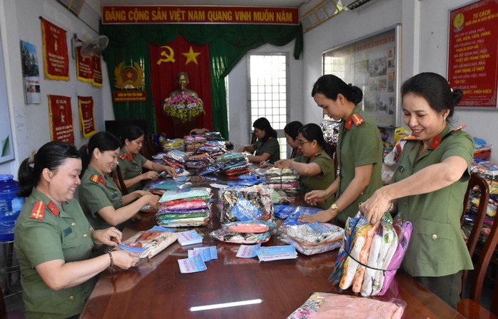 CLIP: Xúc động hình ảnh phụ nữ ở Tiền Giang chuẩn bị 800 bộ áo dài cho cô giáo vùng cao - Ảnh 2.